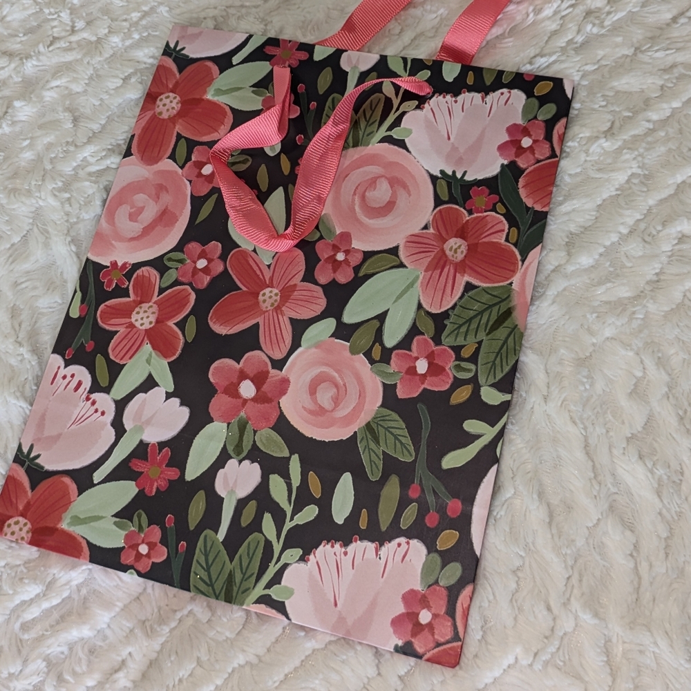 ❤ Birthday Gift Bags | Celebration Party Gift | Paper Gift Bag | Hallmark - Picture 15 of 16